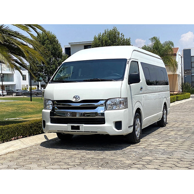 Van estacionada lista para excursión